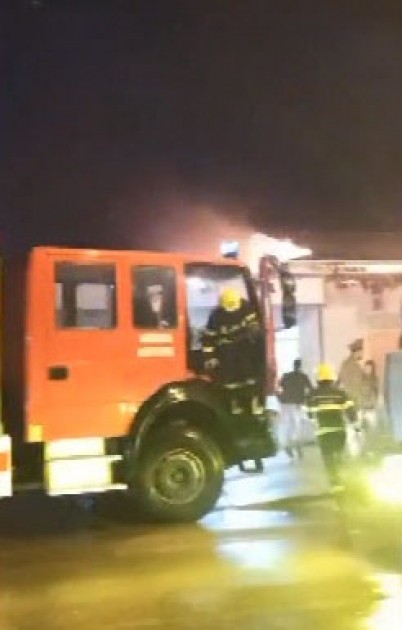 Sabirabadda yol kənarındakı ticarət obyektləri yanır - FOTOLAR