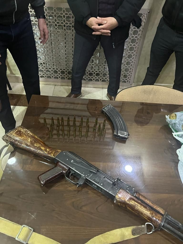 Üzərində “Kalaşnikov” gəzdirən şəxs saxlanıldı - FOTO