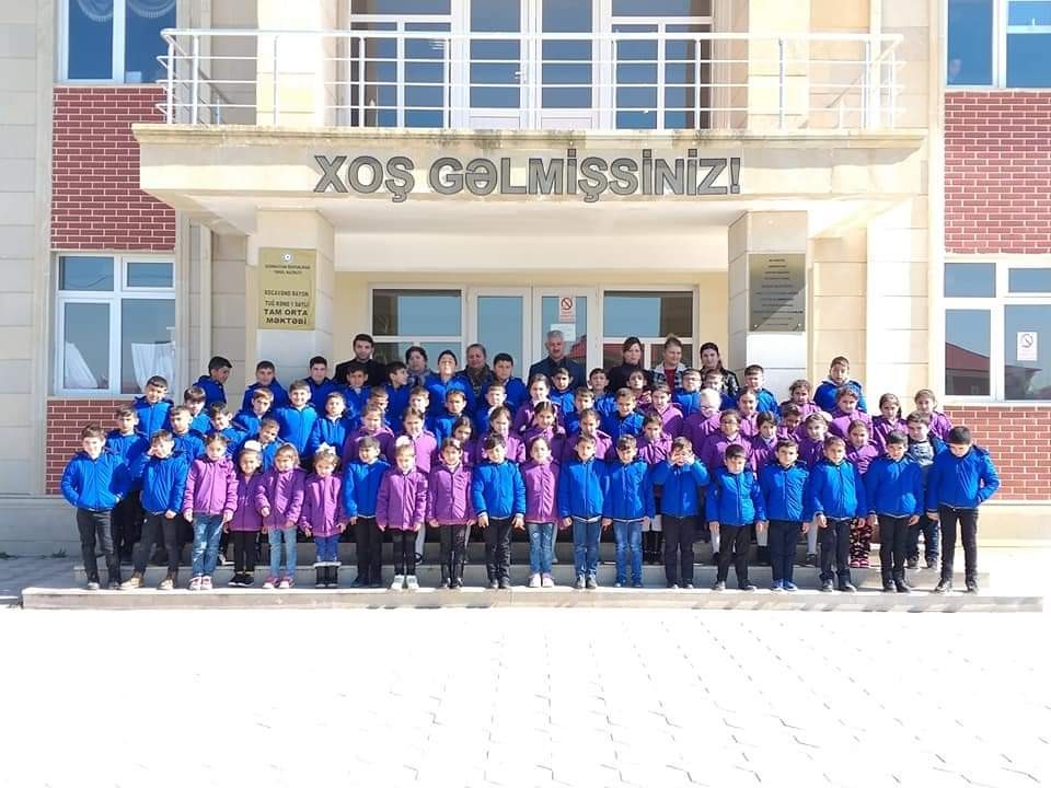 Məcburi köçkün şagirdlərə qış geyimləri paylanıb - FOTOLAR