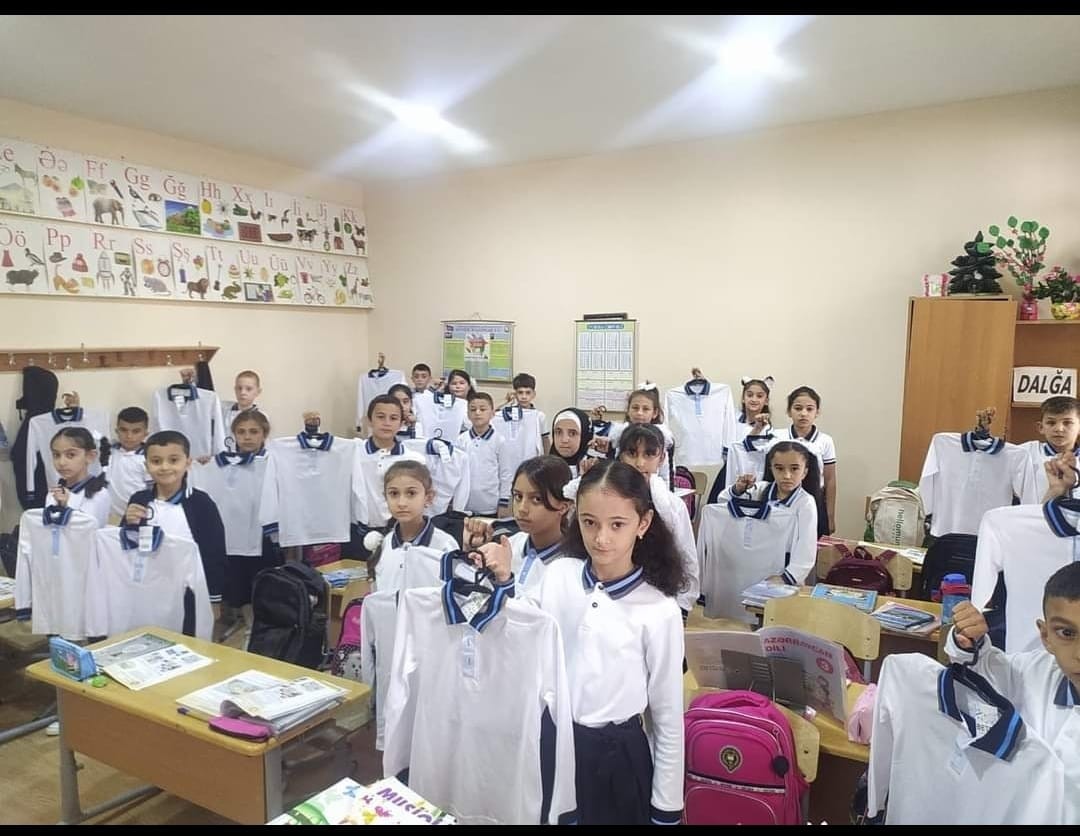 Məcburi köçkün şagirdlərə qış geyimləri paylanıb - FOTOLAR