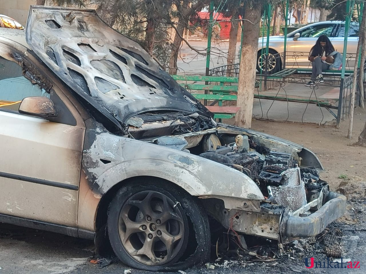 Bakıda maşın yandı - FOTO