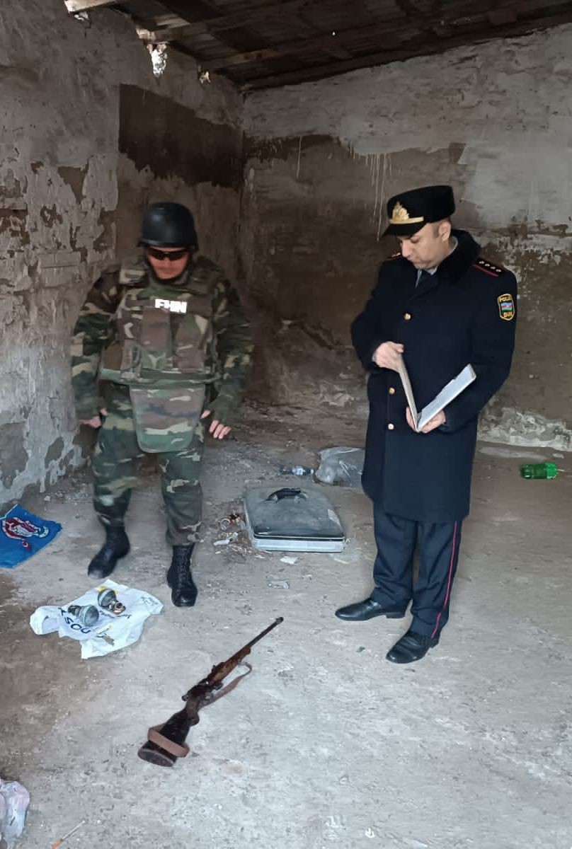 Bakıda yarımçıq tikilidən silah və 2 tüstülü qumbara tapıldı - FOTO