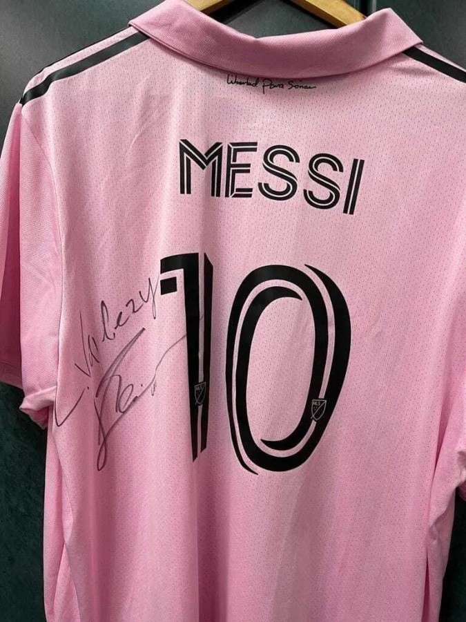 Messi zalujniyə avtoqraflı forma hədiyyə etdi - FOTO