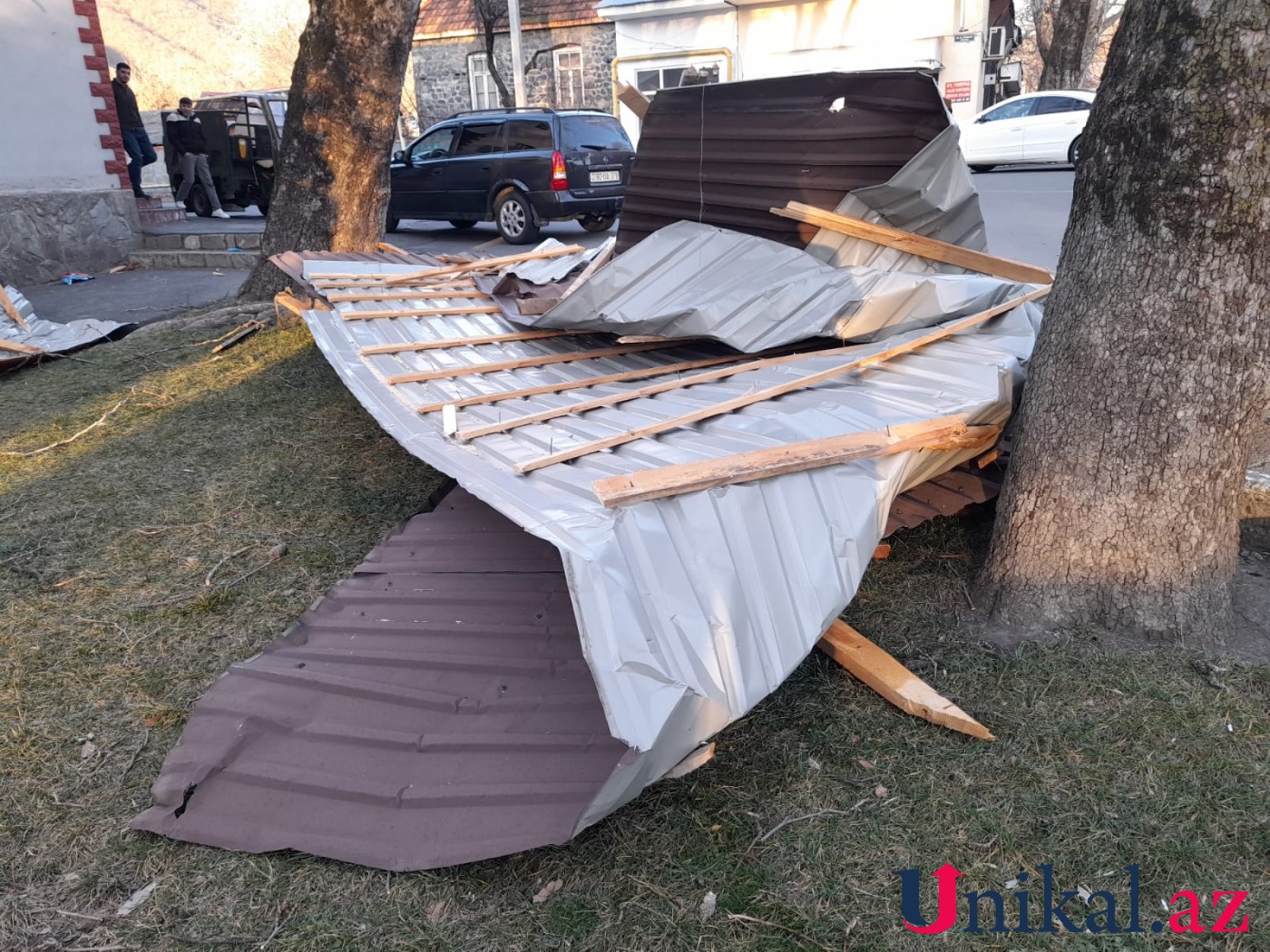 Güclü külək Qaxda evlərə və mağazalara ziyan vurdu - FOTOLAR