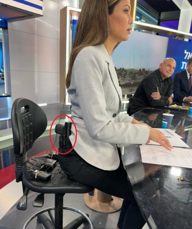Qadın aparıcı efirə silahla çıxdı - FOTO
