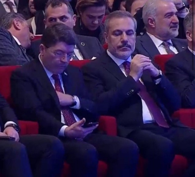 Hakan Fidanın nazirin telefonuna baxması diqqət çəkdi - FOTO
