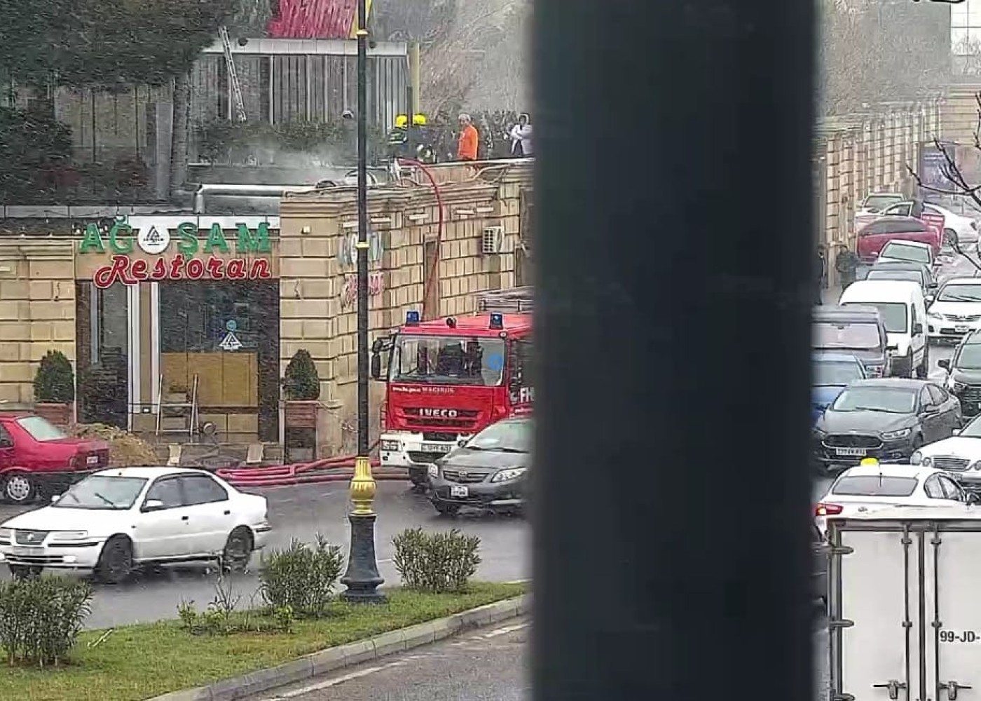 Bakıda "Şaurma N1" restoranı YANIR - VİDEO (YENİLƏNİB)
