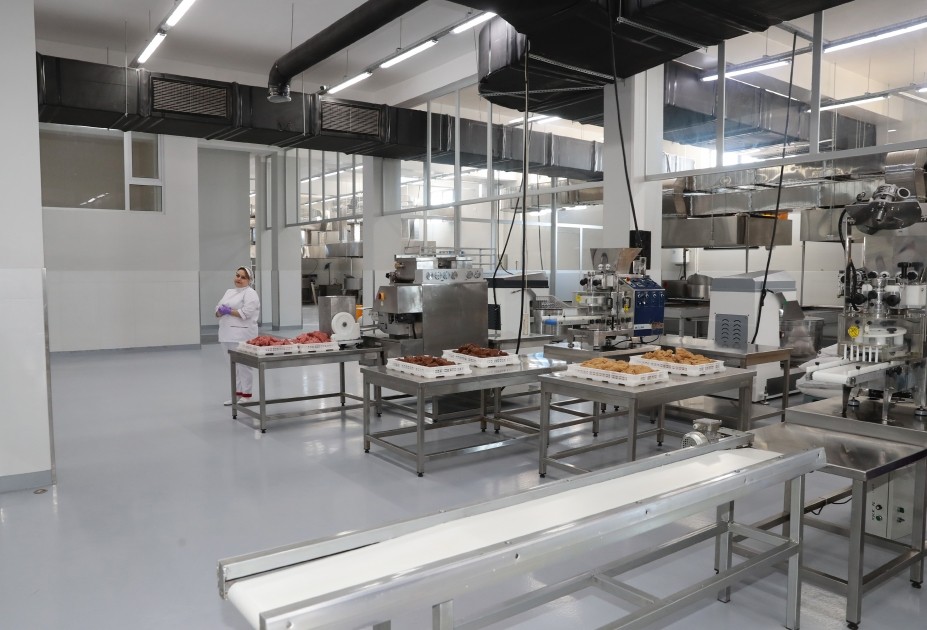 İlham Əliyev qənnadı məhsullarının istehsalı müəssisəsinin fəaliyyəti ilə tanış oldu - FOTOLAR (YENİLƏNİB)