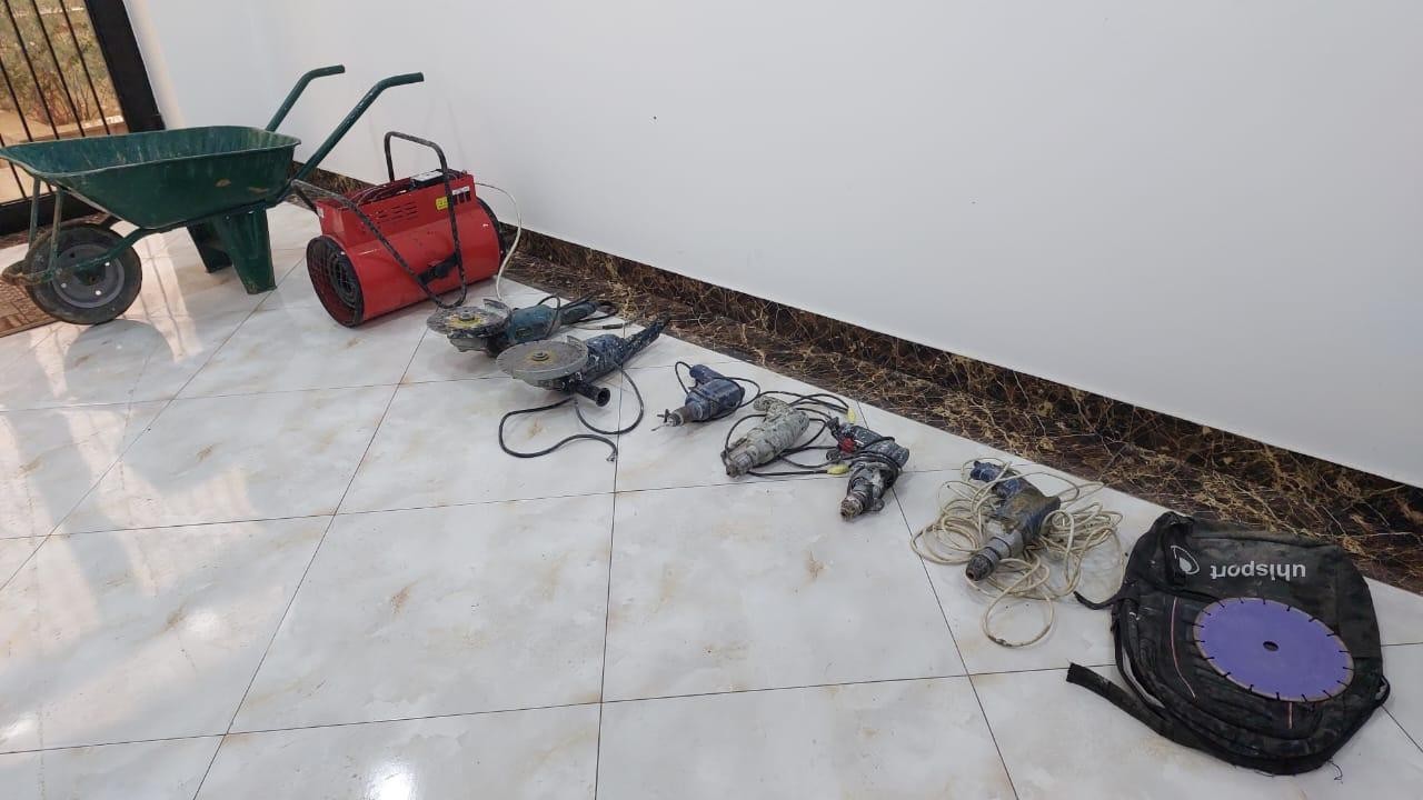 Tikilməkdə olan yeni məktəb binasından oğurluq etdilər - FOTOLAR