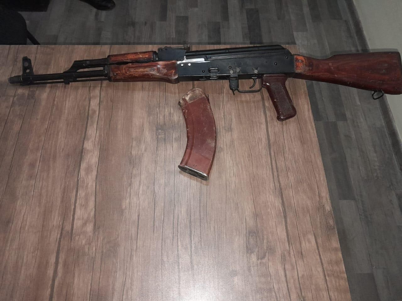 2 “Kalaşnikov” avtomatını polisə könüllü təhvil verdilər - FOTO