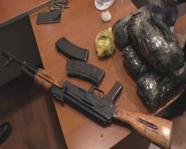 1000 manat qarşılığında Oğuzdan Bakıya narkotik və silah gətirməyə cəhd etdi - FOTOLAR