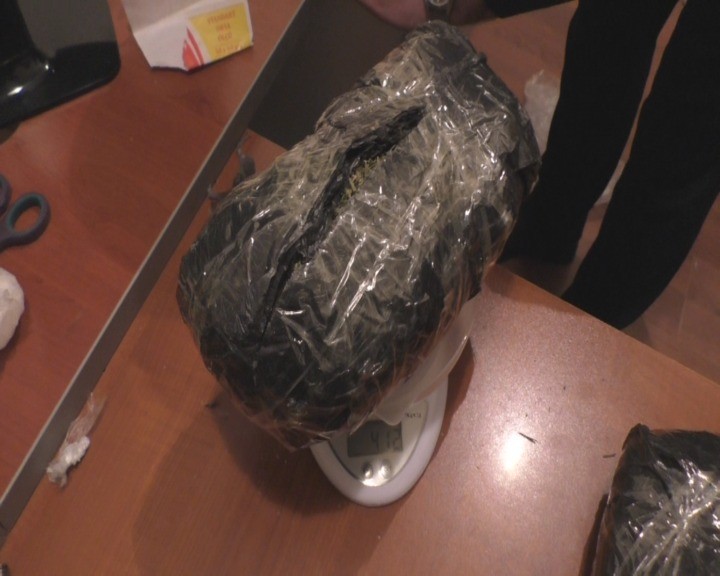 1000 manat qarşılığında Oğuzdan Bakıya narkotik və silah gətirməyə cəhd etdi - FOTOLAR