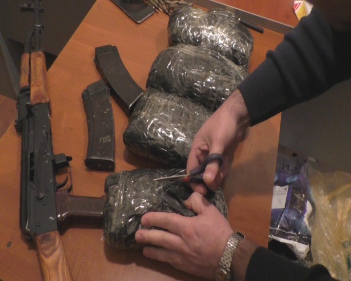 1000 manat qarşılığında Oğuzdan Bakıya narkotik və silah gətirməyə cəhd etdi - FOTOLAR