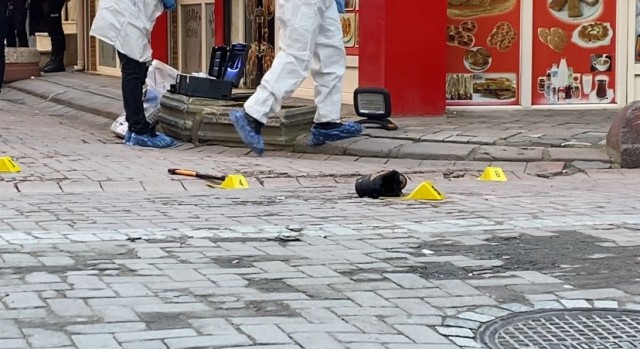 Dostunun başını kəsib, eyvandan küçəyə atdı - FOTO