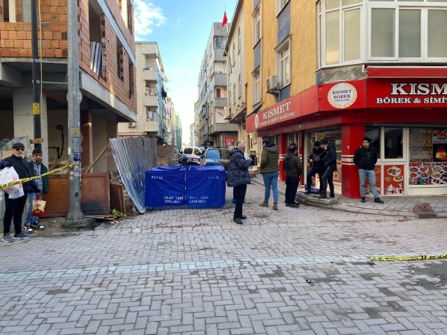 Dostunun başını kəsib, eyvandan küçəyə atdı - FOTO