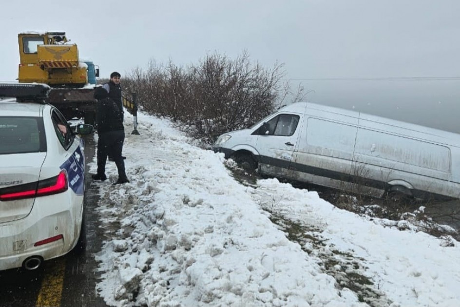 Qarlı hava Biləsuvarda qəzalara səbəb oldu - FOTOLAR