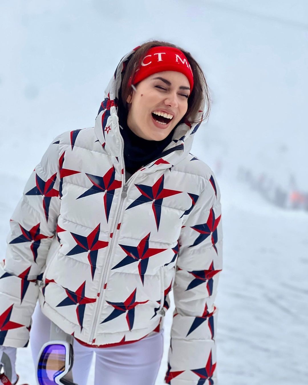 İzləyiciləri onu "qar kraliçası"na bənzətdi - FOTOLAR