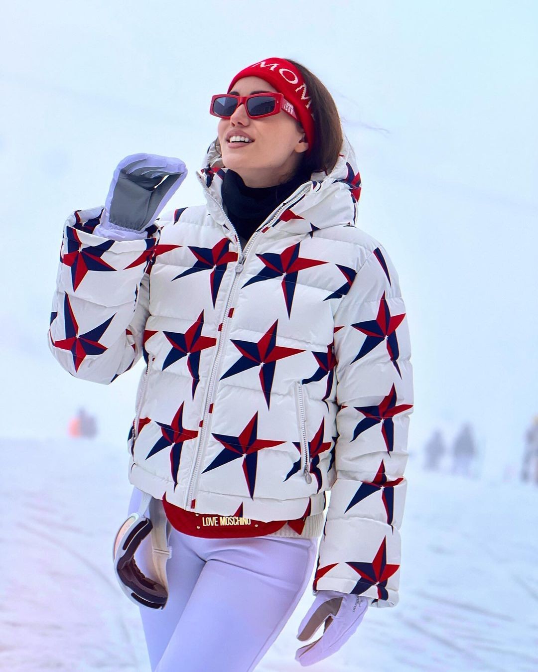 İzləyiciləri onu "qar kraliçası"na bənzətdi - FOTOLAR