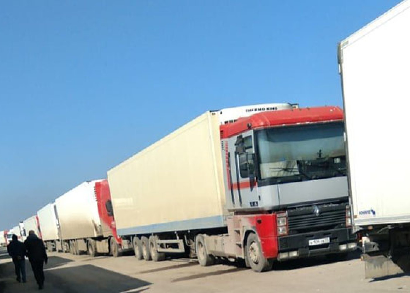 Yüzlərlə yük maşını gömrük-keçid məntəqələrində gözləyir