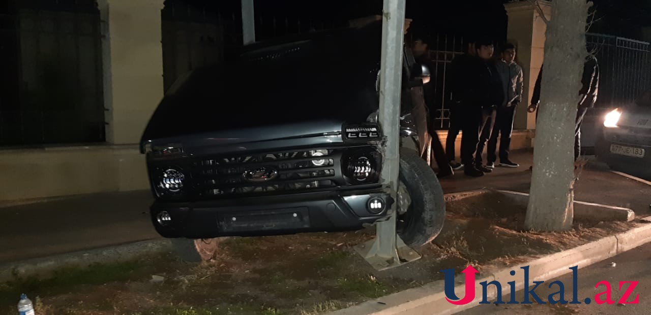 “Niva“ işıq dirəyinə çırpıldı - FOTO