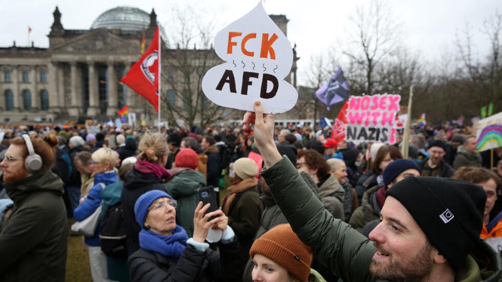 150 mindən çox etirazçı Berlin küçələrində - YENİLƏNİB (FOTOLAR)