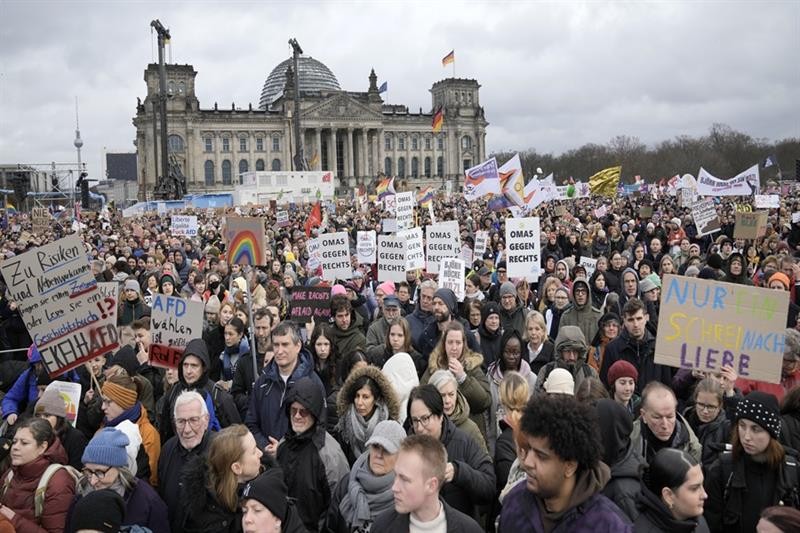 150 mindən çox etirazçı Berlin küçələrində - YENİLƏNİB (FOTOLAR)