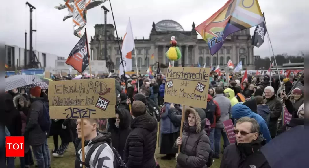 150 mindən çox etirazçı Berlin küçələrində - YENİLƏNİB (FOTOLAR)