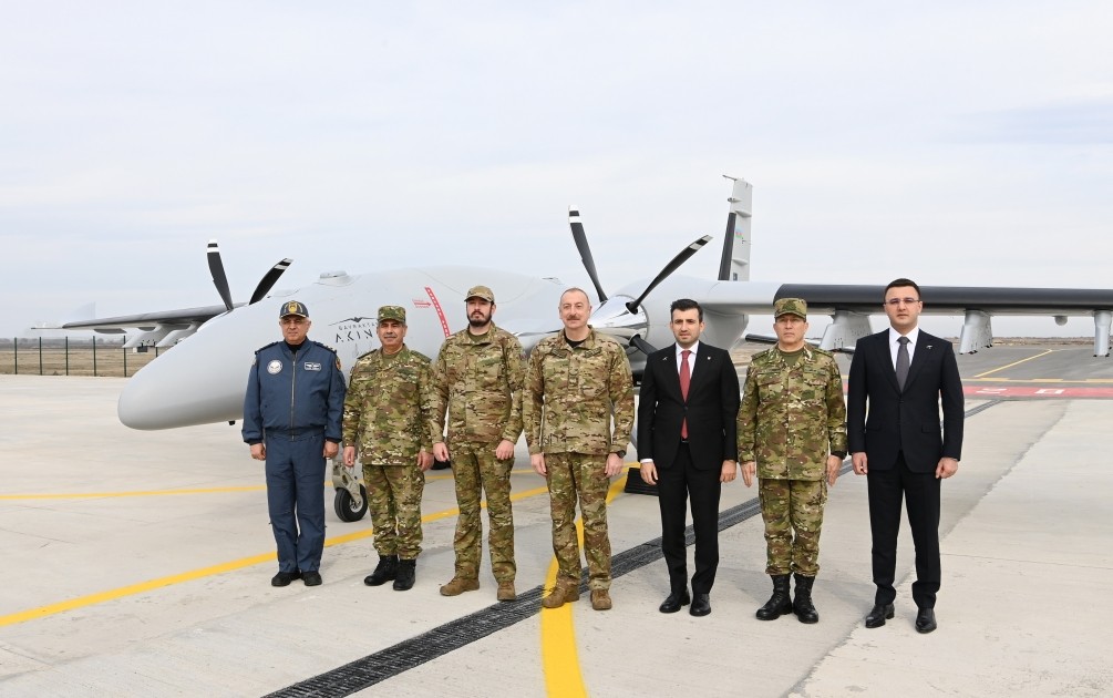 İlham Əliyev və oğlu “Akıncı” PUA-larının uçuşunu izlədilər - VİDEO (YENİLƏNİB)