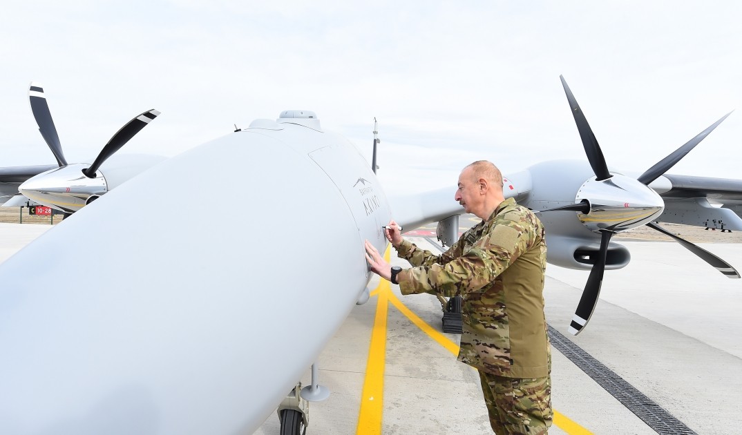 İlham Əliyev və oğlu “Akıncı” PUA-larının uçuşunu izlədilər - VİDEO (YENİLƏNİB)