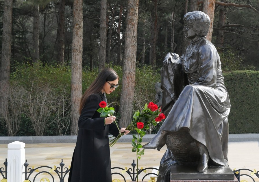 Prezident xanımı ilə Heydər Əliyevin məzarını və Şəhidlər xiyabanını ziyarət etdi (FOTOLAR)
