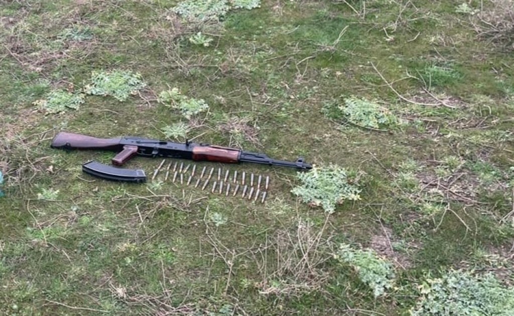 Biləsuvarda əkin sahəsindən "Kalaşnikov" tapıldı - FOTO