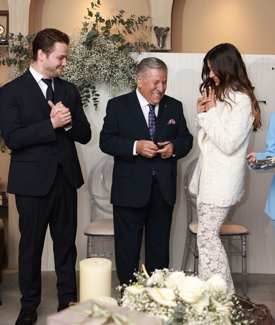 Tanınmış aktyor modellə nişanlandı - FOTOLAR