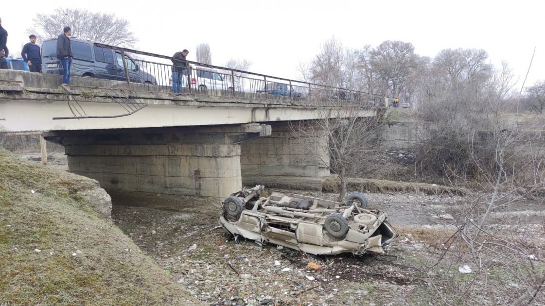 Xaçmazda mikroavtobus dərəyə AŞDI - FOTO