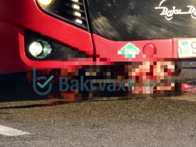 Bakıda dəhşətli qəza - Piyada avtobusun altında qalıb öldü (FOTO)