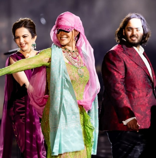 Rihannanı bu türk müğənnisinə bənzətdilər - FOTOLAR