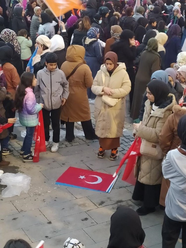 Bayrağın üstündə səcdə etdi - FOTO