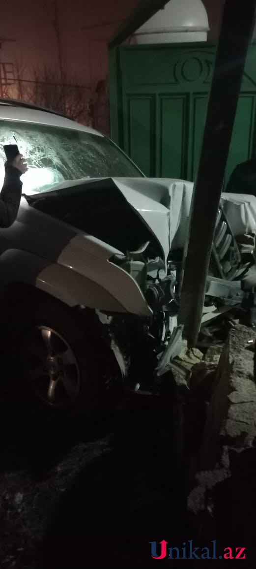 Qubada "Prado" evə çırpıldı - Xəsarət alanlar var (FOTO)