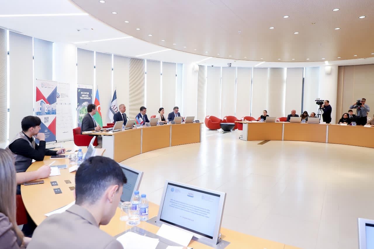 COP29-un işıqlandırılmasında aktiv iştirak edəcək jurnalistlər üçün təlim keçirildi - FOTOLAR