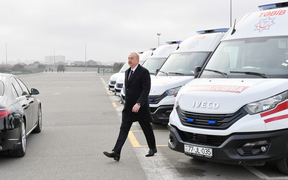 Prezident yeni alınmış təcili tibbi yardım avtomobilləri ilə tanış oldu - FOTOLAR