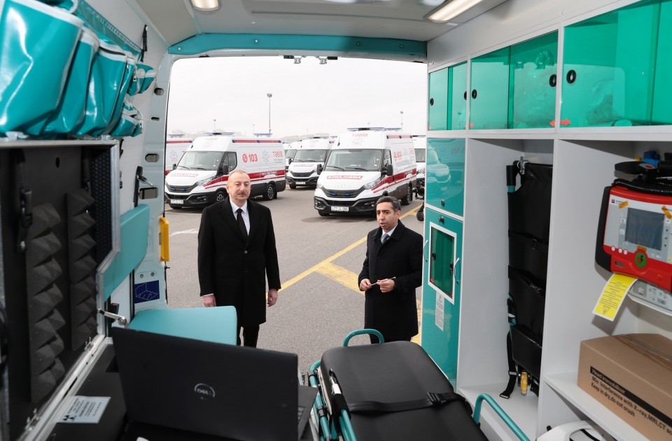 Prezident yeni alınmış təcili tibbi yardım avtomobilləri ilə tanış oldu - FOTOLAR