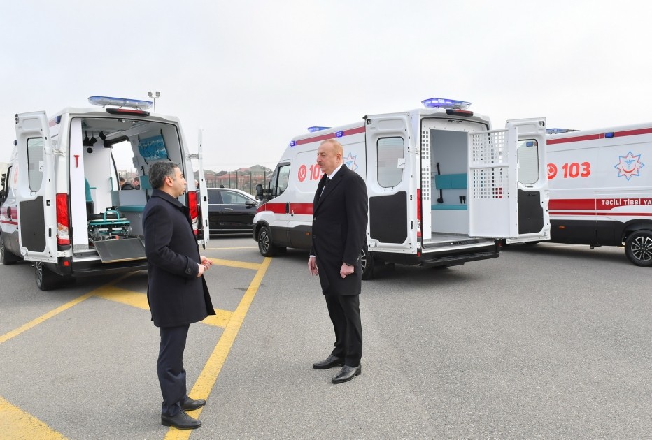 Prezident yeni alınmış təcili tibbi yardım avtomobilləri ilə tanış oldu - FOTOLAR