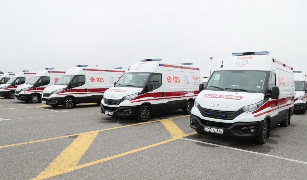 Prezident yeni alınmış təcili tibbi yardım avtomobilləri ilə tanış oldu - FOTOLAR