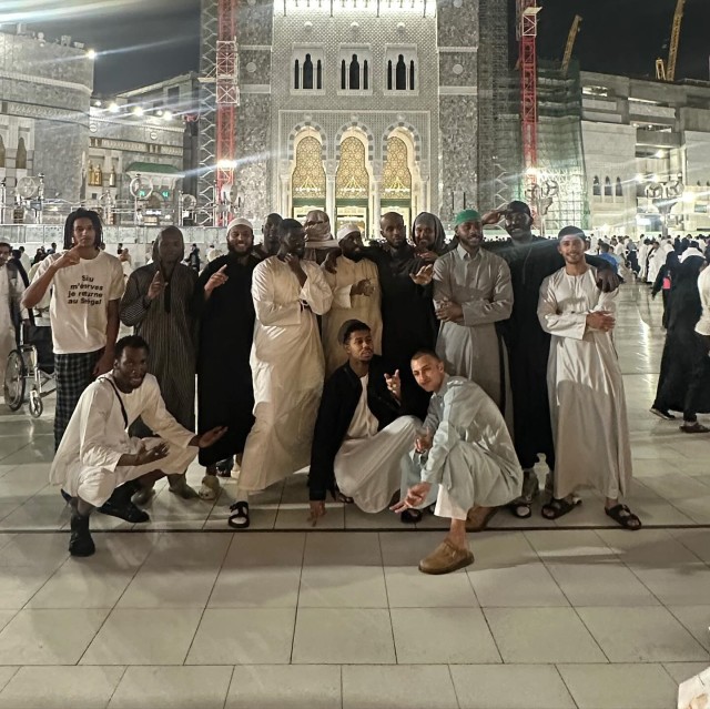 Məşhur modellərin qardaşı Ümrəyə getdi - FOTOLAR