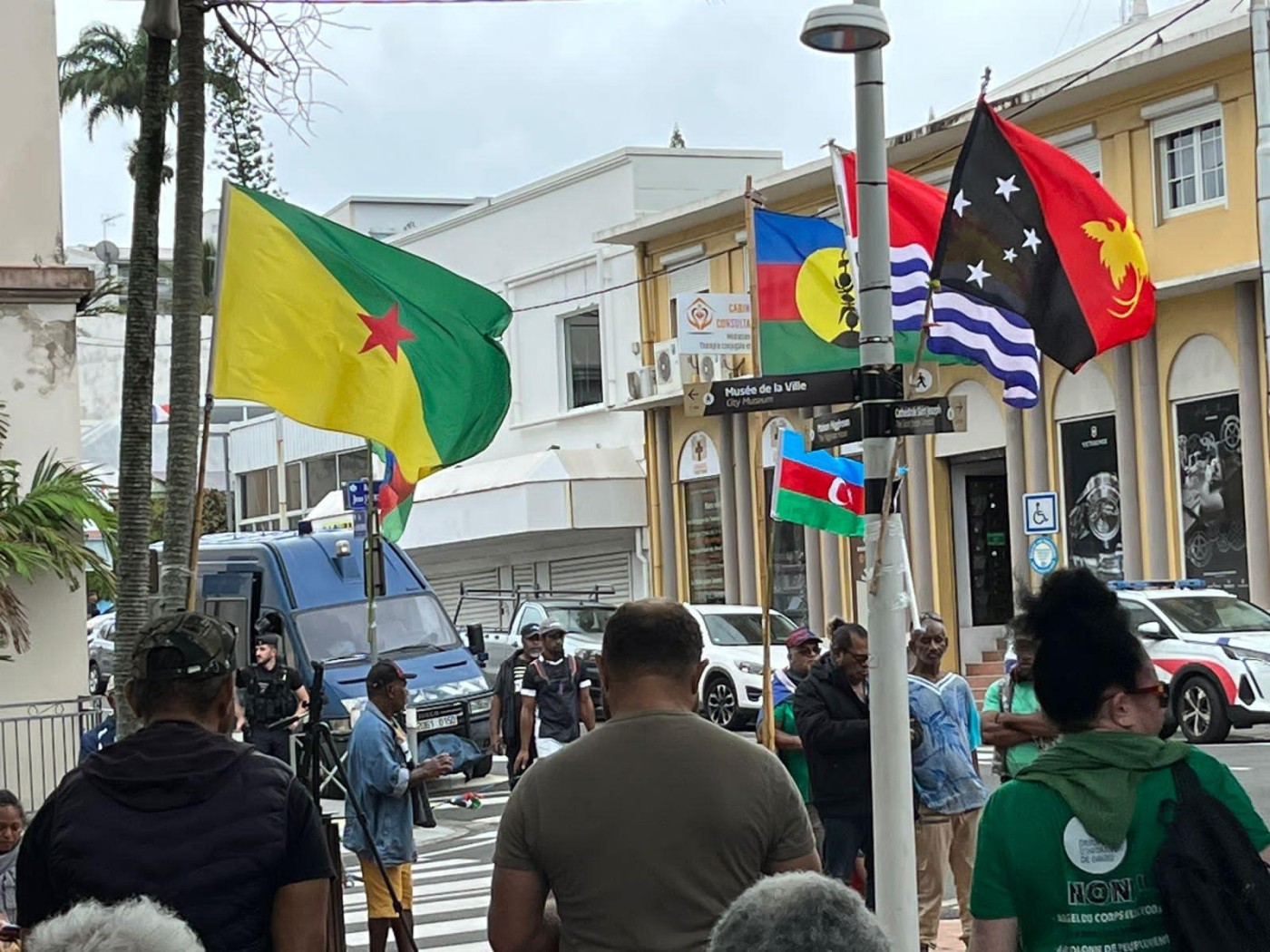 Yeni Kaledoniyada aksiyada Azərbaycan Prezidentinin və "Dəmir Yumruğ"un plakatları qaldırılıb - VİDEO (FOTO)