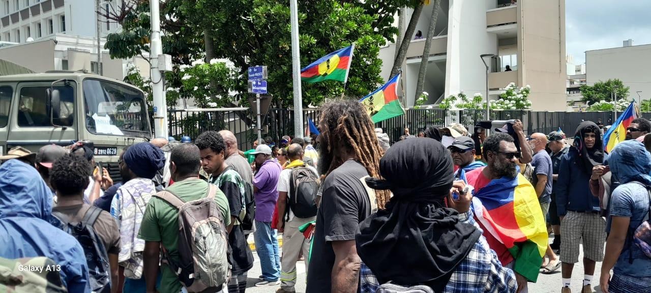 Yeni Kaledoniyada aksiyada Azərbaycan Prezidentinin və "Dəmir Yumruğ"un plakatları qaldırılıb - VİDEO (FOTO)