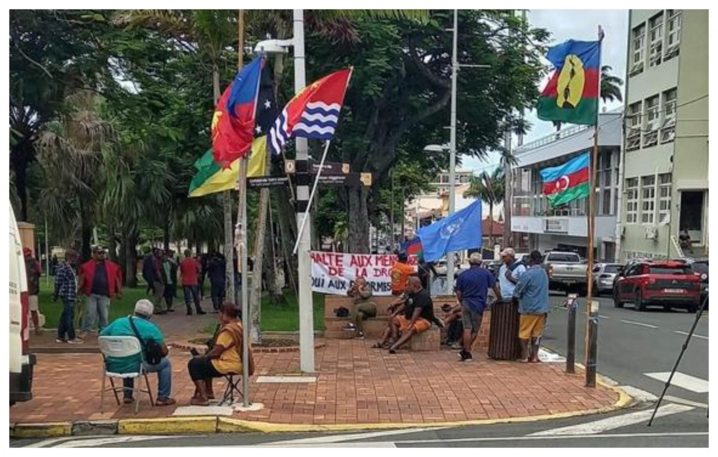 Yeni Kaledoniyada aksiyada Azərbaycan Prezidentinin və "Dəmir Yumruğ"un plakatları qaldırılıb - VİDEO (FOTO)