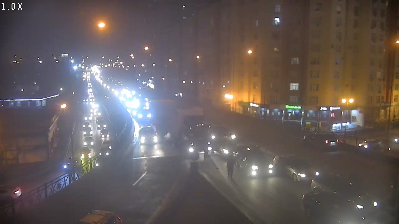 Bakıda körpünün üzərində baş verən qəza sıxlıq yaratdı - FOTO