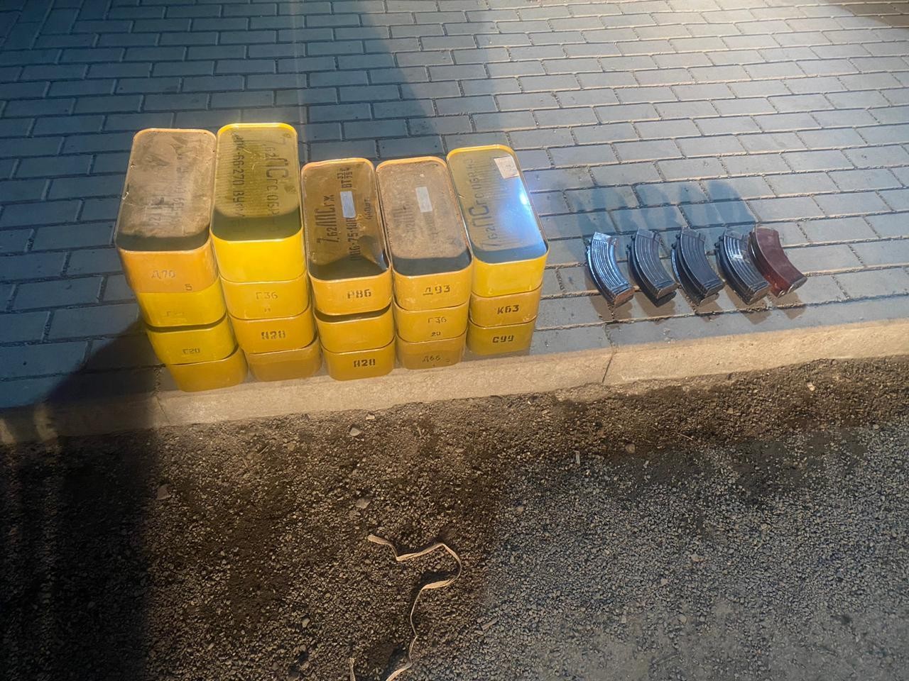 Kəlbəcərdə aşkarlanan artilleriya qurğuları və sursatın FOTOLARI