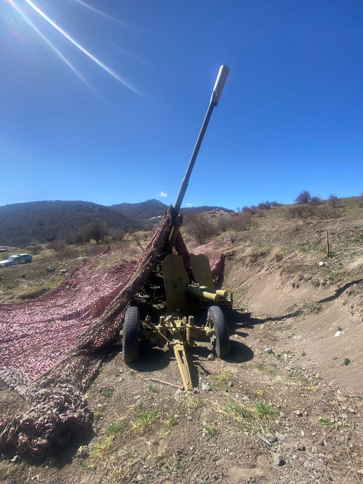 Kəlbəcərdə aşkarlanan artilleriya qurğuları və sursatın FOTOLARI