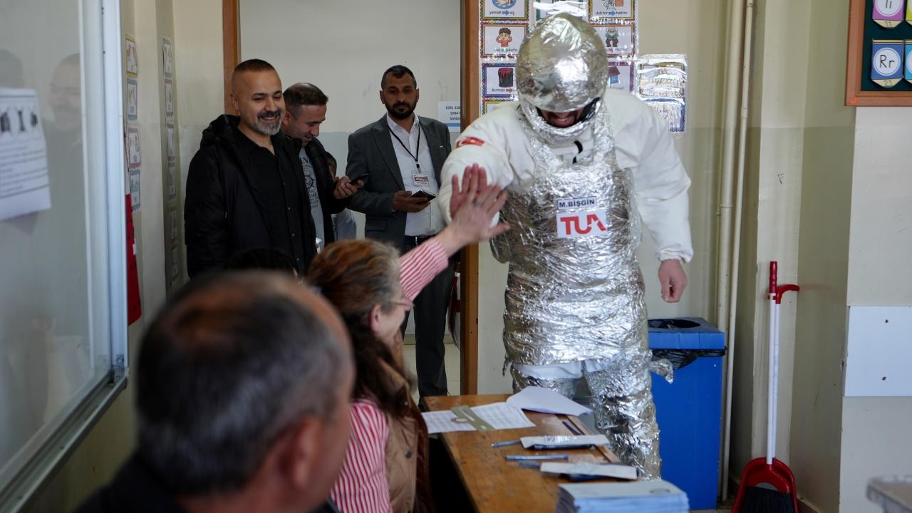 Kral da var, astronavt da - Türkiyə seçkilərində maraqlı görüntülər